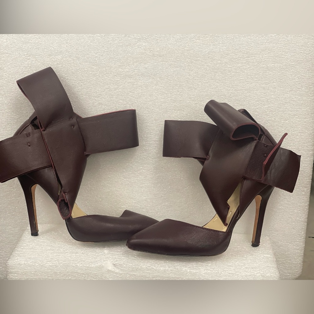 Brand : Aminah Abdul Jillil Color: Burgundy 4.5" Heel Height Fits true to sz 7